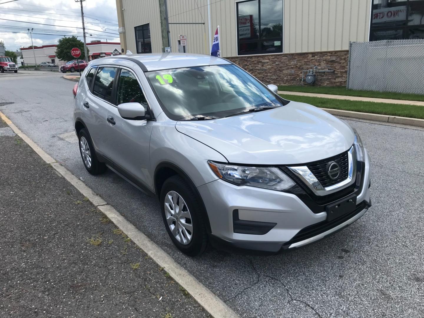 2019 Silver /Gray Nissan Rogue S (5N1AT2MV5KC) with an 2.5 V4 engine, Automatic transmission, located at 577 Chester Pike, Prospect Park, PA, 19076, (610) 237-1015, 39.886154, -75.302338 - Photo#3